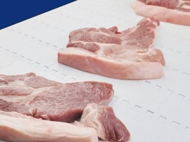 Banda modular blanca con carnes rojas sobre ella