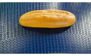 Banda transportadora plastica azul con un pan baguette sobre él