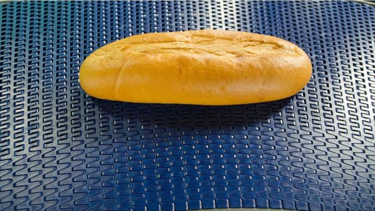 Banda transportadora plastica azul con un pan baguette sobre él