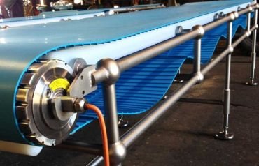 banda transportadora azul en estructura de acero inoxidable