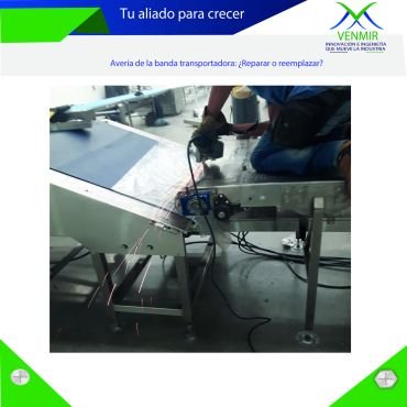 Mecánico reparando banda transportadora